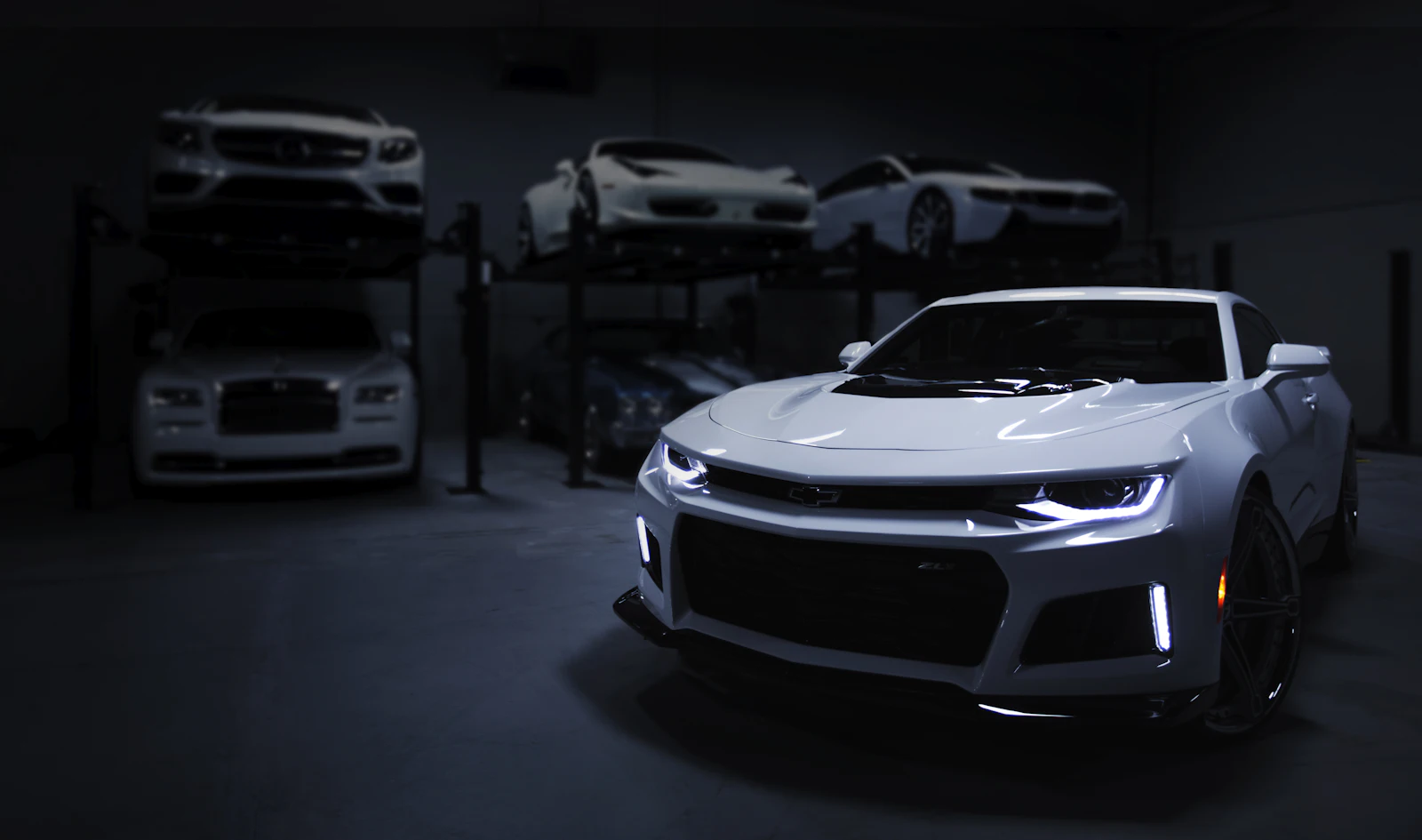 Autoturisme parcate într-un showroom întunecat